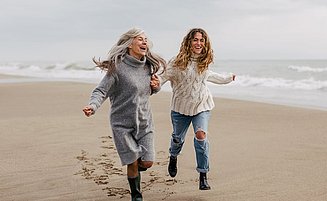 Lachende Frauen am Strand