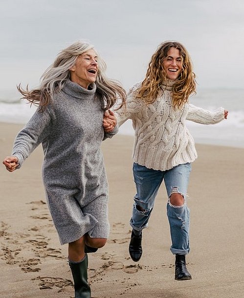 Lachende Frauen am Strand