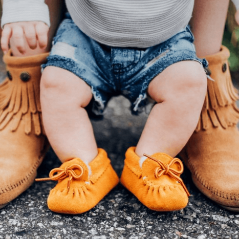 Bild von den Beinen und Schuhen eines Babys.