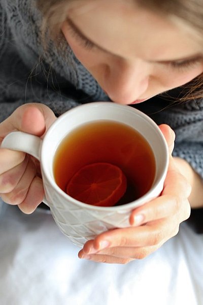 Frau mit Tasse Tee